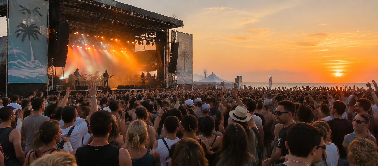 Concerto in spiaggia al tramonto